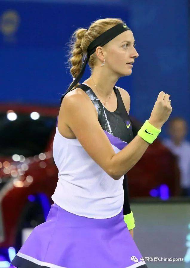 笑容虽显不 笑容虽显不